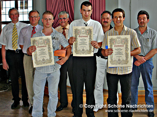 Hintere Reihe von l. nach r.: Eugen Schramm, Wolfgang Dippel, Helmuth Heid, Schreinermeister Dieter Seng, Schreinermeister Hubert Wald (beide Gesellenprüfungsausschuss)<br /> Vordere Reihe von l. nach r.: Franz Salewski, Michael Höhl, Christian Heger 090728_Schreiner1